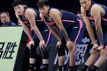 爱游戏APP-广东宏远训练开放日，赛后迎来里程碑引欢呼，德甲在即，训练强度明显提升(莫兰德抵达广东宏远俱乐部基地)